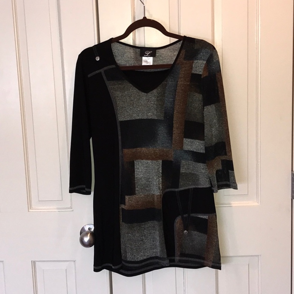 Tunic Style V-Neck Top with 3/4 sleeve.  Fun detail.